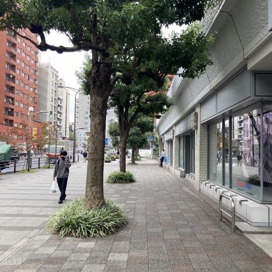 三田国際ビルの前面歩道