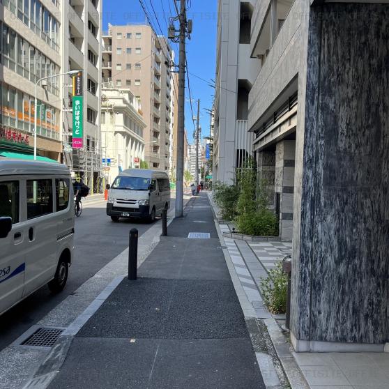 英守東京ビルの前面道路