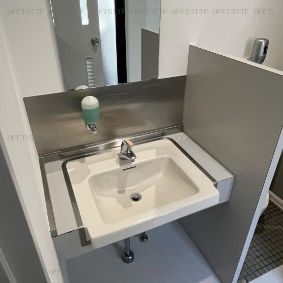 新神楽坂ビルの5階貸室　男子トイレ　洗面