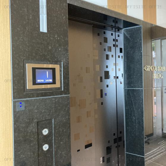 銀座梅林ビルのエレベーター