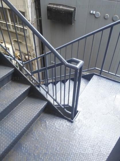 ワナミビルの階段