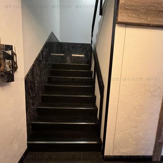 青葉台イーストビルの階段