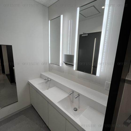ＭＡビル三田の10階貸室（5-10階オフィス仕様）男子トイレ洗面