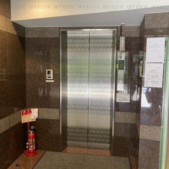 安達ビジネス・パークビルのエレベーター