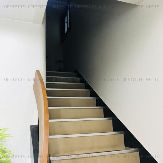 築地ニイクラビルの階段
