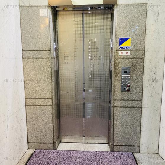 東伸ビルのエレベーター