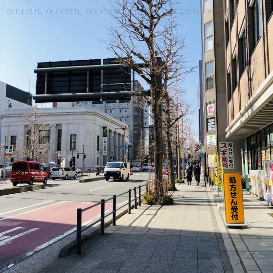 プライムメゾン横濱日本大通のビル前面道路