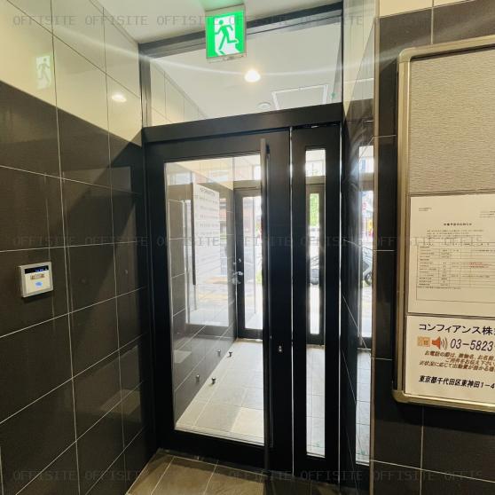 ＶＩＳＴＡ浜松町のオフィスビル出入口