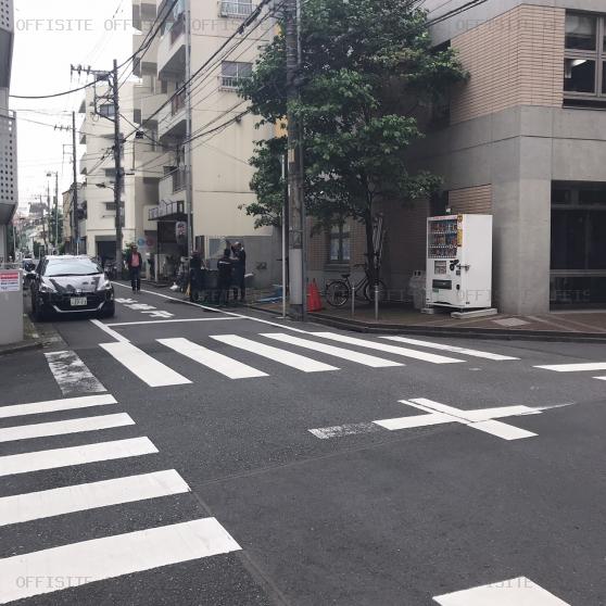 ラパスビル東京労働会館のビル前面道路