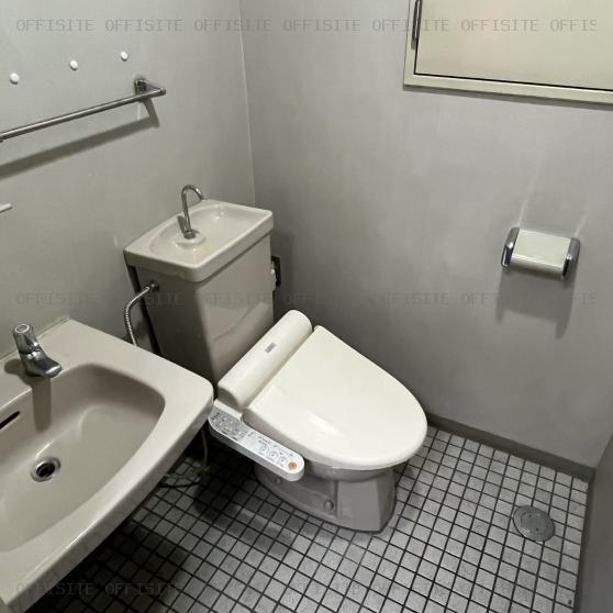 桜台ツーウッズビルの6階貸室　男子トイレ