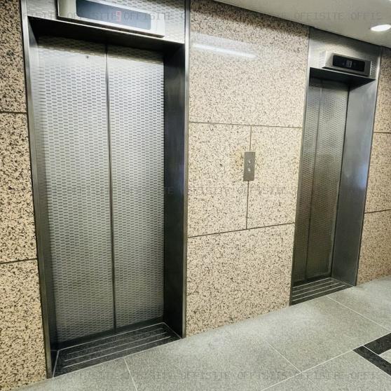 千切屋東京ビルのエレベーター