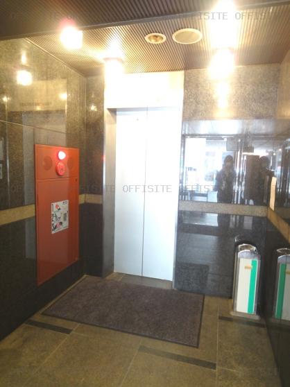 新横浜磯栄ビルのエレベーター