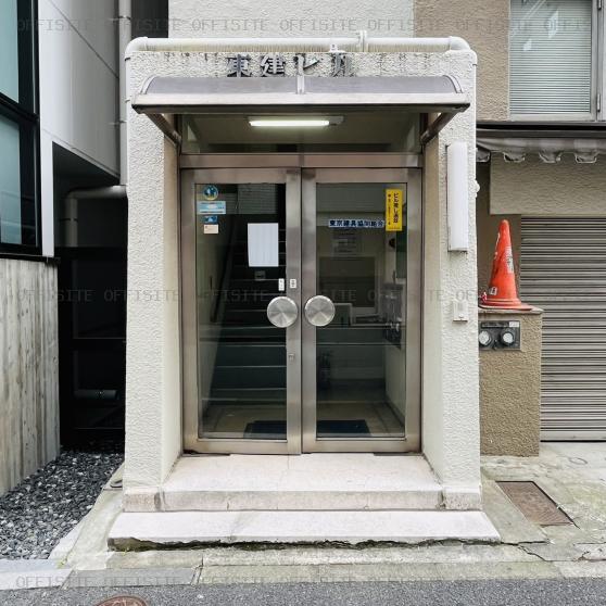 東京建具協同組合ビルのオフィスビル出入口