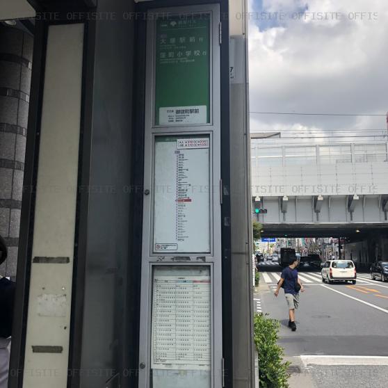 大和上野ビルのビル正面にバス停あり