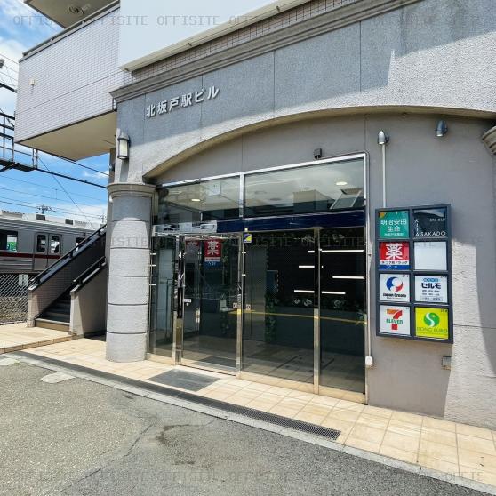 北坂戸駅ビルのオフィスビル出入口