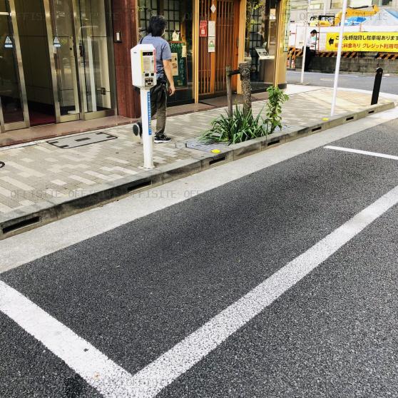 京橋ＡＫビルの目の前に白枠駐車場