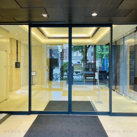 小石川桜ビルのオフィスビル出入口