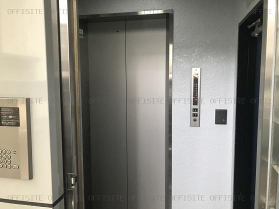 メックワンビルのエレベーター