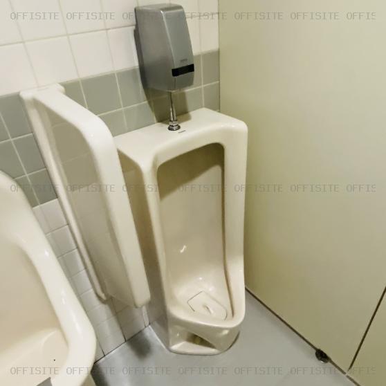 新宿小川ビルの基準階　男子トイレ