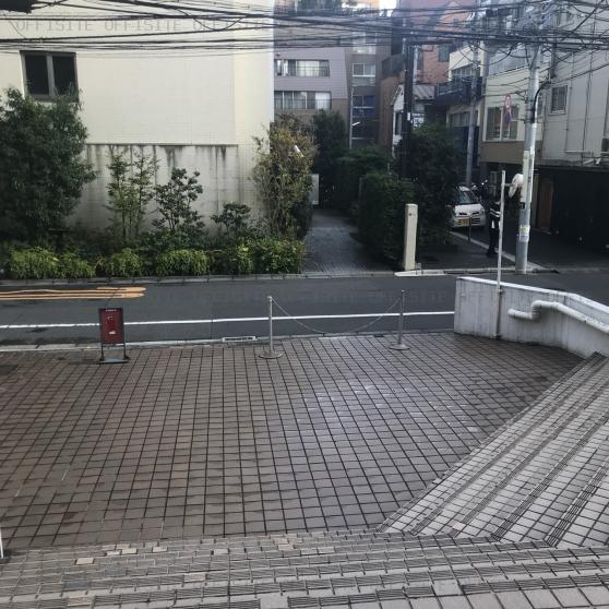 新宿ＪＥＣビルのビル前面道路