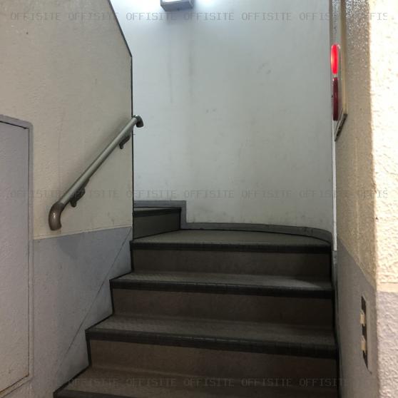 ヤマニビルの階段