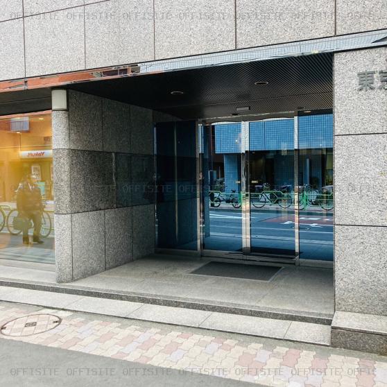 東京冷凍新川ビルのオフィスビル出入口