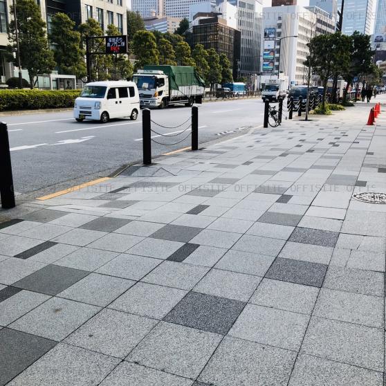 渡辺商事赤坂ビルのビル前面道路