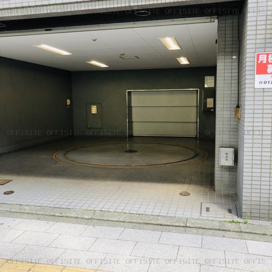 小田急初台ビルの駐車場