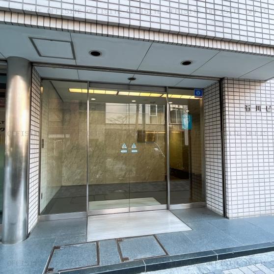 石川ビルのオフィスビル出入口