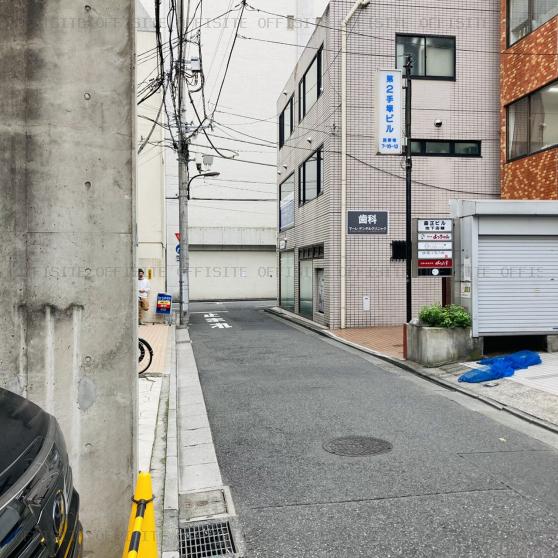西新宿第一手塚ビルのビル前面道路