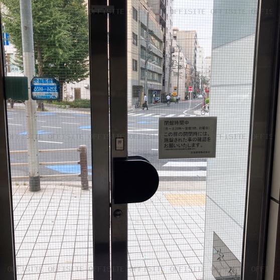 東京リアル宝町ビルのオフィス出入口