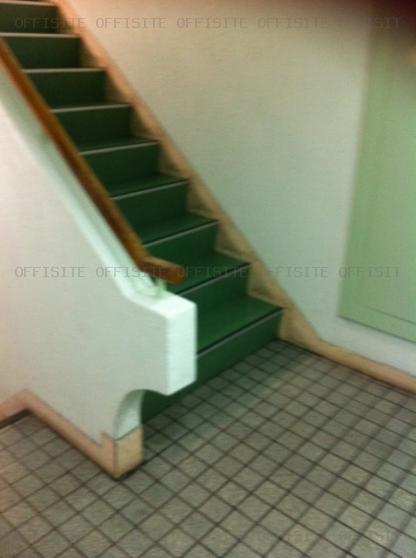 美鈴ビルの階段