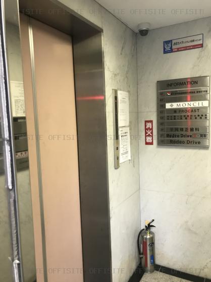 プルミエ西新宿ビルのエレベーター