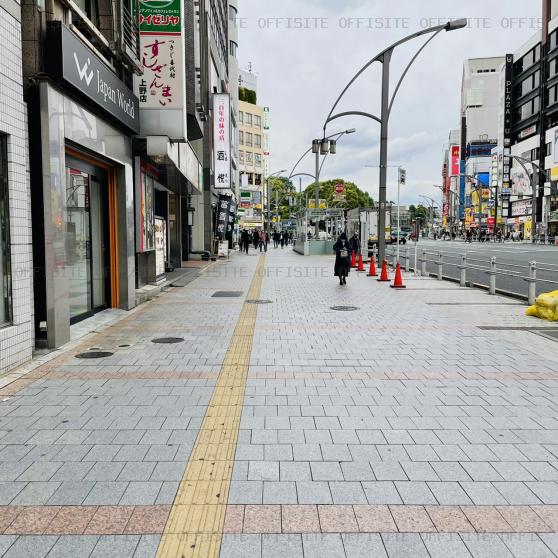 ＪＴＢ損保ジャパン上野共同ビルのビル前面道路
