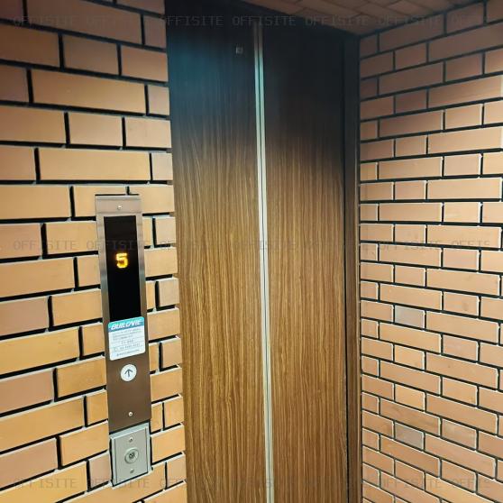 壱番館ビルのエレベーター
