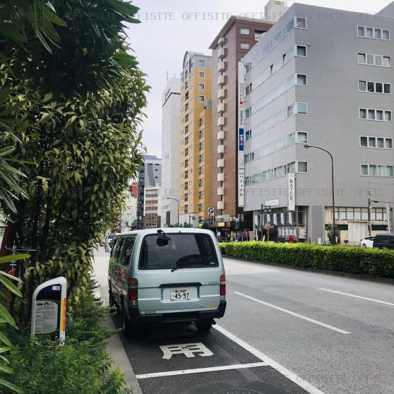 ＧＵＮＫＡＮ東新宿のビル前面道路