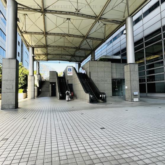 川崎テックセンターのオフィスビル出入口