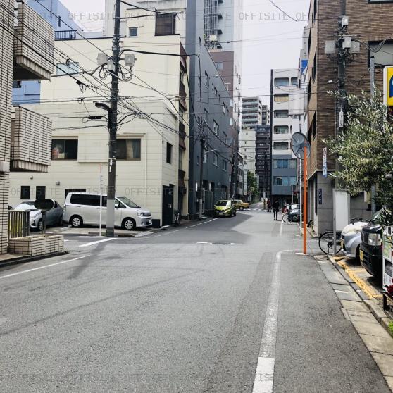上野パストラルビルのビル前面道路