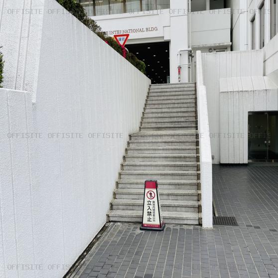 東建インターナショナルビル別館のエントランスへの階段