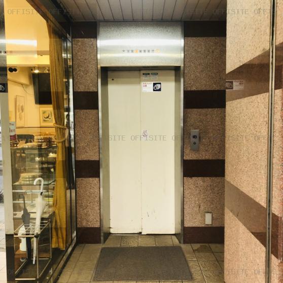 新倉ビルのエレベーター