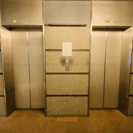 ザ・パークレックス新富町ビルのエレベーター