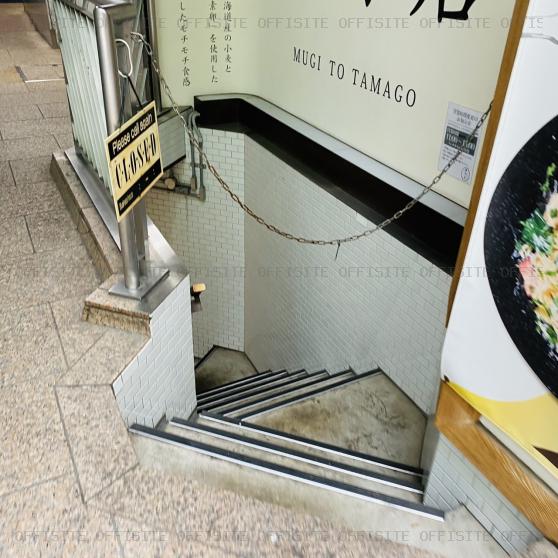 第１０６東京ビルの地下直通入口