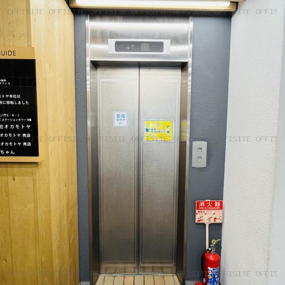 オカモトヤビルのエレベーター