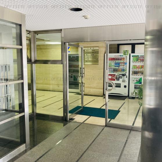 駒形松井ビルのオフィス棟出入口
