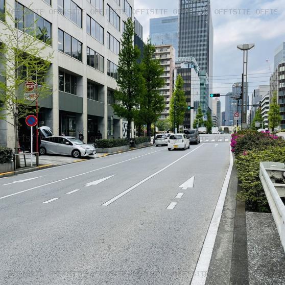 東京建設会館のビル前面道路