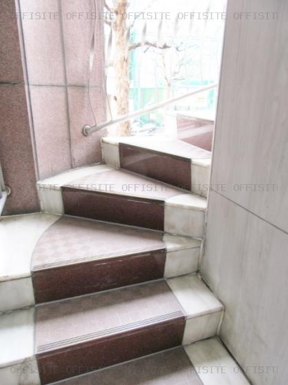 新宿メトロビルの階段