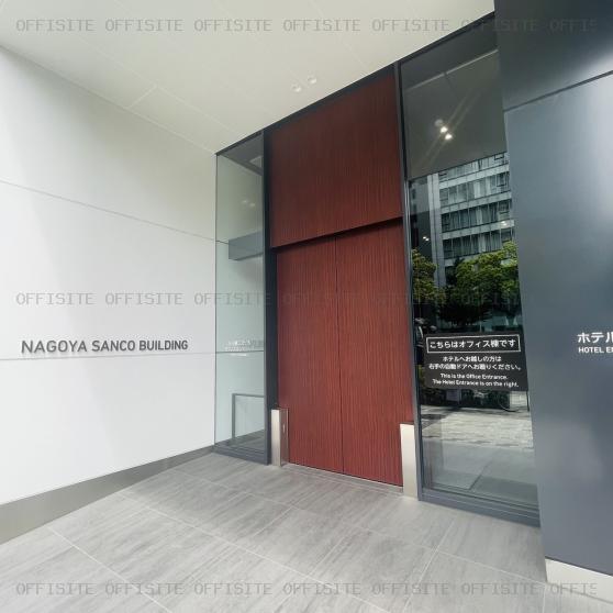 名古屋国際センタービルのオフィスビル出入口