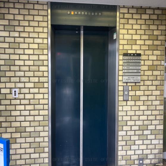 エースビルのエレベーター