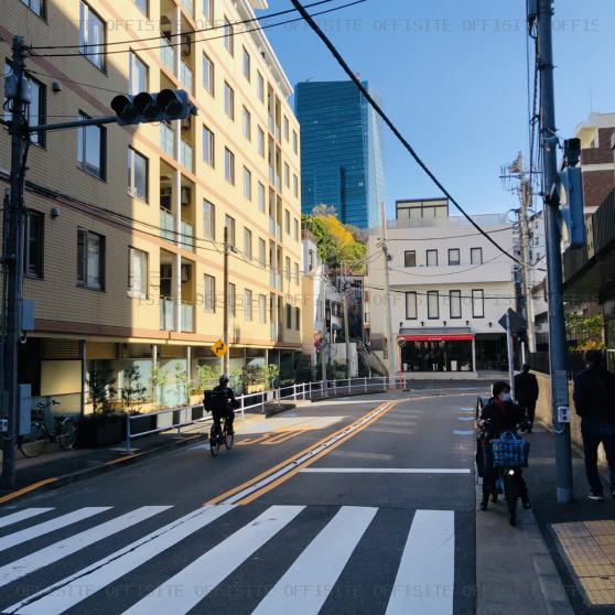 赤坂レジデンシャルホテルのビル前面道路