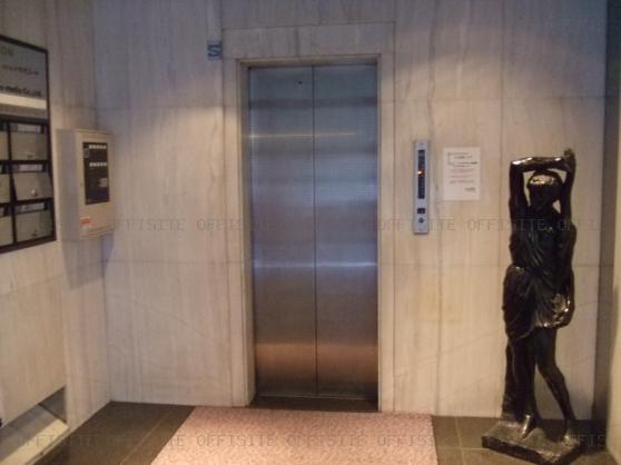新宿日章ビルのエレベーター